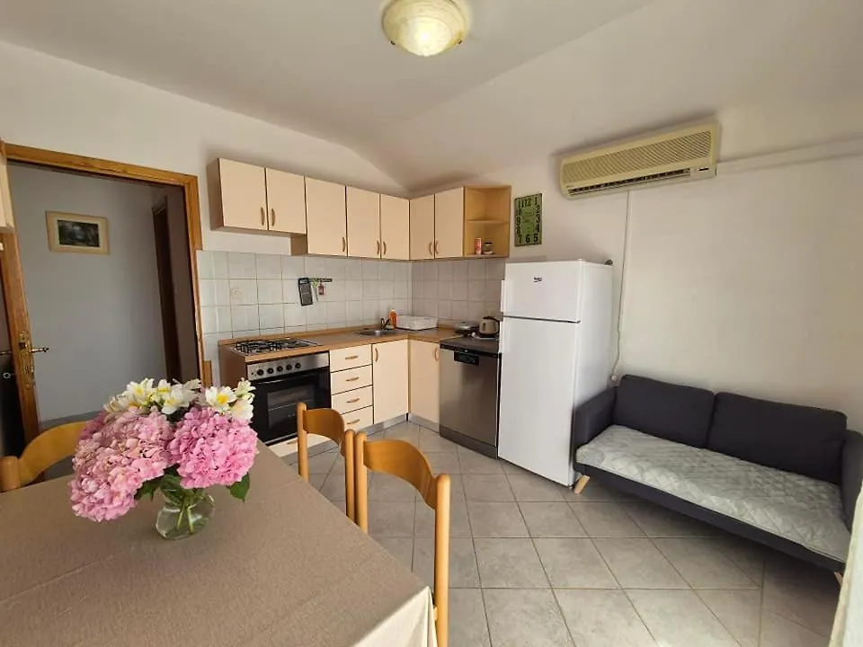 Apartments Velinka Mundanije