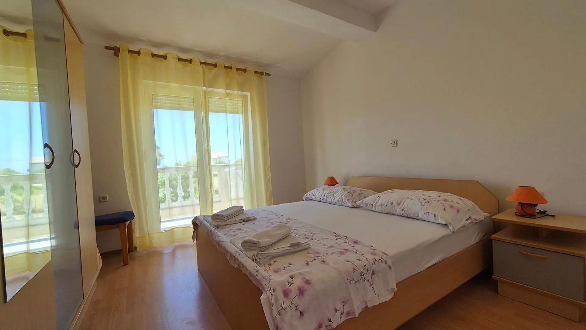 Apartments Velinka Mundanije