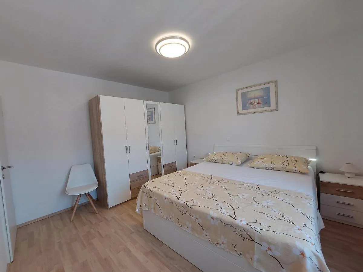 Apartments Velinka Mundanije
