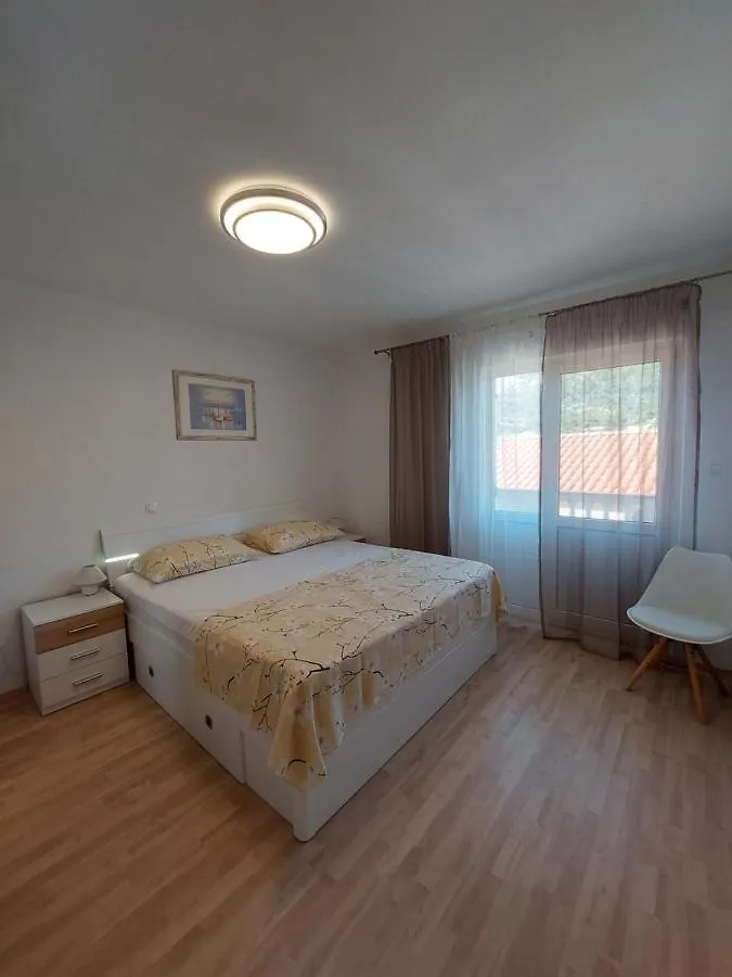 Apartments Velinka Mundanije