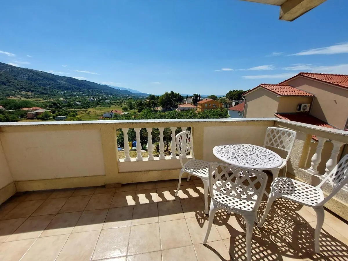Apartments Velinka Mundanije