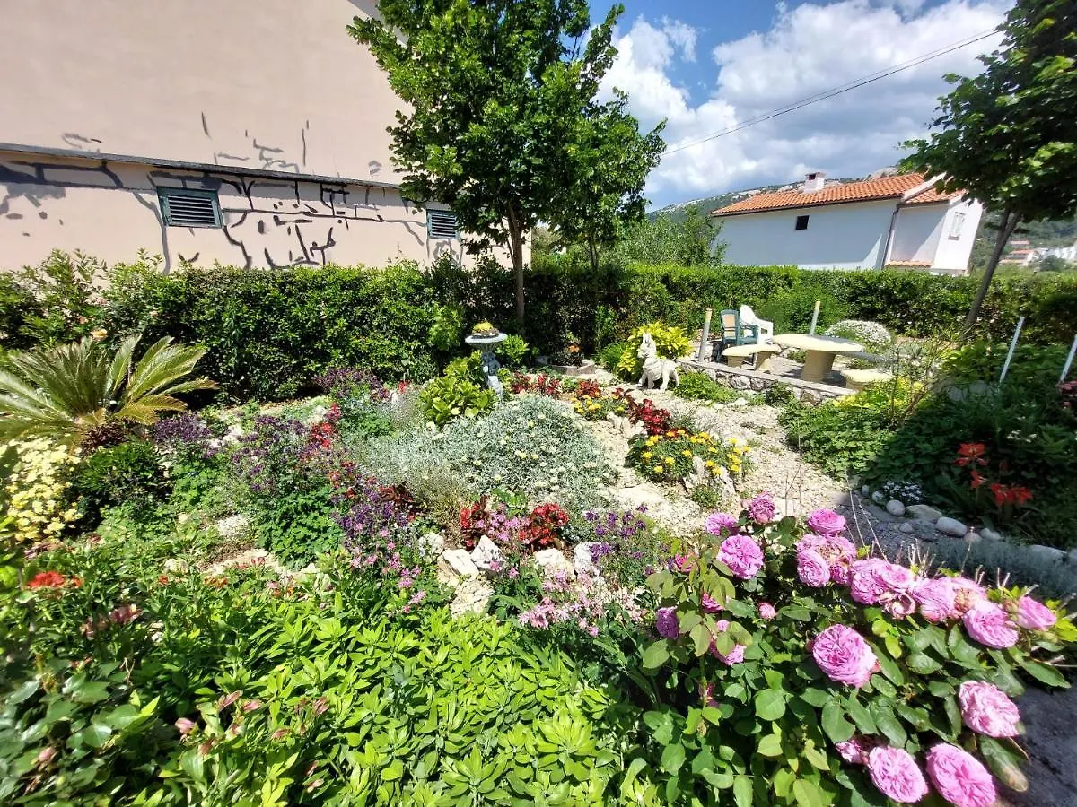 Apartments Velinka Mundanije