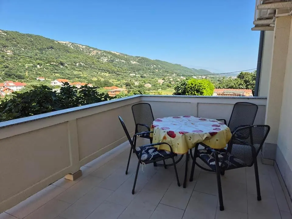 Apartments Velinka Mundanije