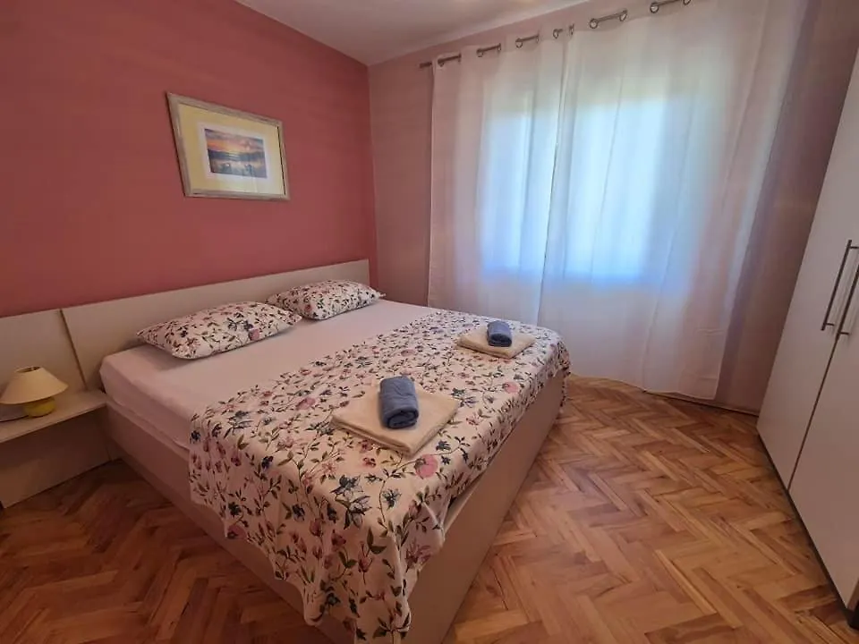 Apartments Velinka Mundanije