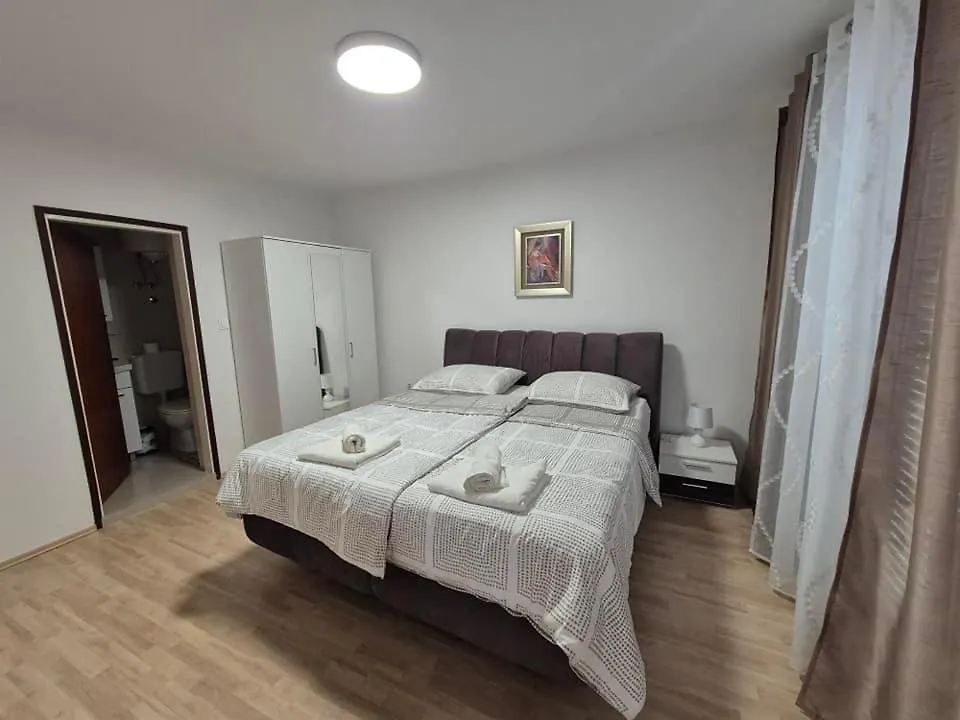 Apartments Velinka Mundanije