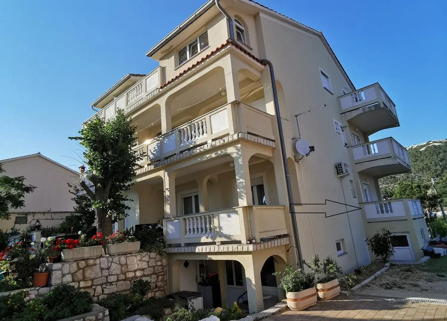 Apartments Velinka Mundanije